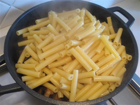 amalgamare pasta con melanzane 