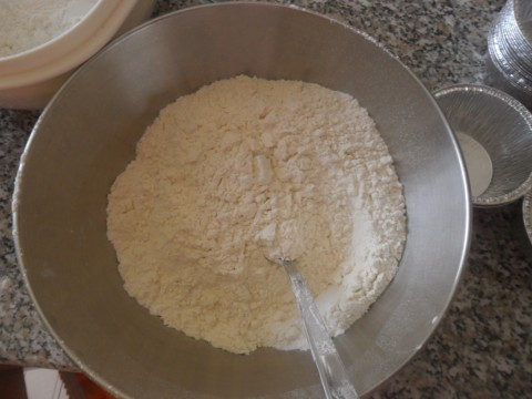 In una ciotola mescolare con un mestolo di legno la farina, lo zucchero, il lievito, il sale e la vanillina.