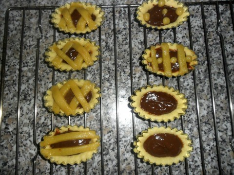 Con la pasta e la crema rimanente possiamo fare un altra crostata magari alla marmellata, oppure fare della barchette, cestini o delle crostatine sistemando la pasta frolla nelle apposite formine imburrate per bene.