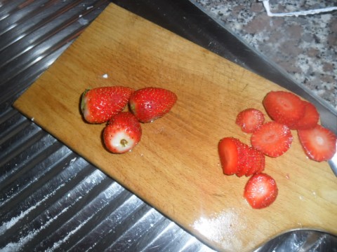 Lavare e tagliare la frutta a rondelline così da essere già pronta all'uso.