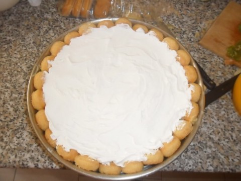 Montare la restante panna che useremo per decorare la torta 