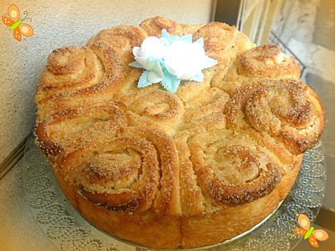 La torta di rose è pronta per essere servita!!