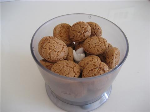 Tritare gli amaretti