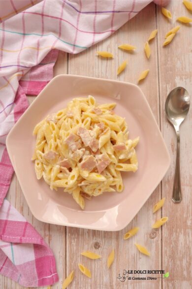 Pasta con prosciutto cotto e formaggio