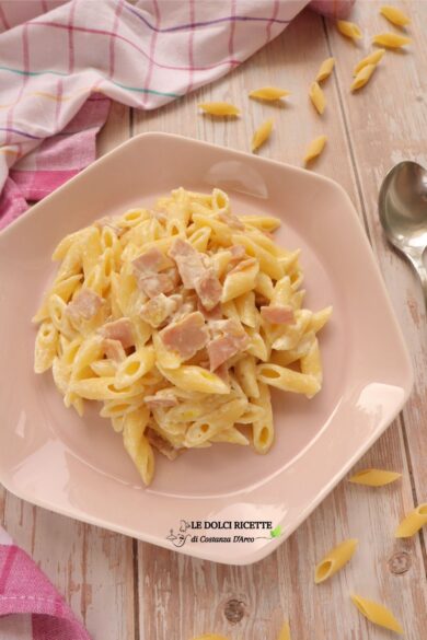 Pasta con prosciutto cotto e formaggio