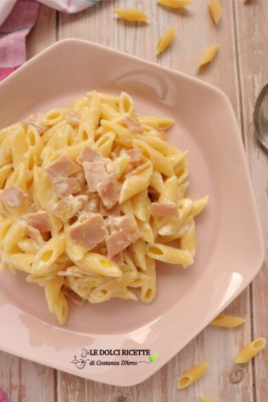 Pasta con prosciutto cotto e formaggio