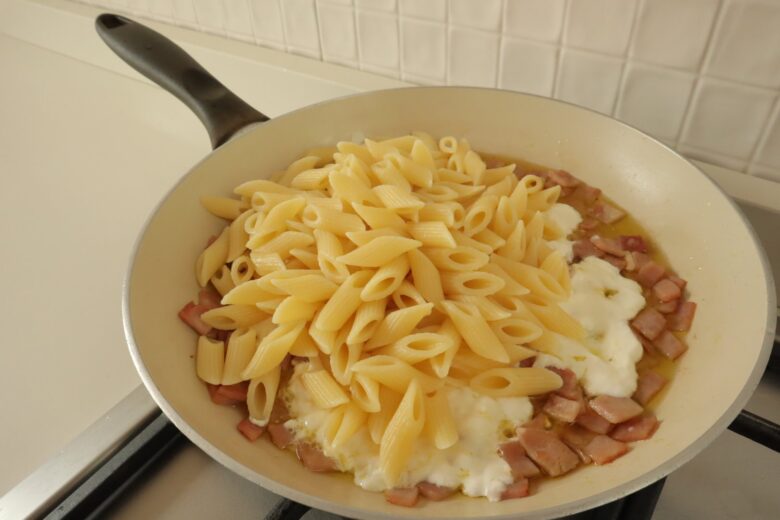 Pasta con prosciutto cotto e formaggio