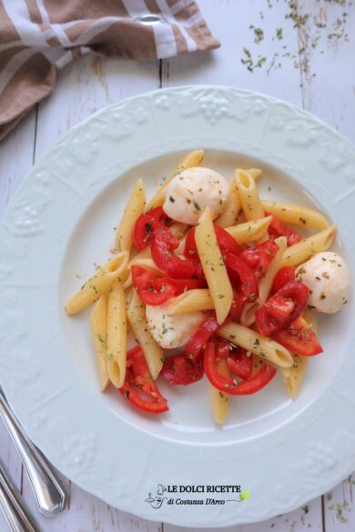 Pasta fredda alla caprese (pomodori e mozzarella)