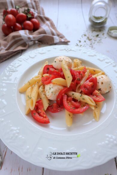 Pasta fredda alla caprese (pomodori e mozzarella)