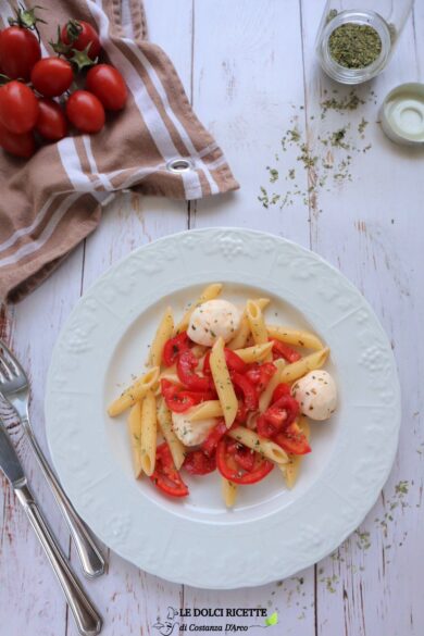 Pasta fredda alla caprese (pomodori e mozzarella)