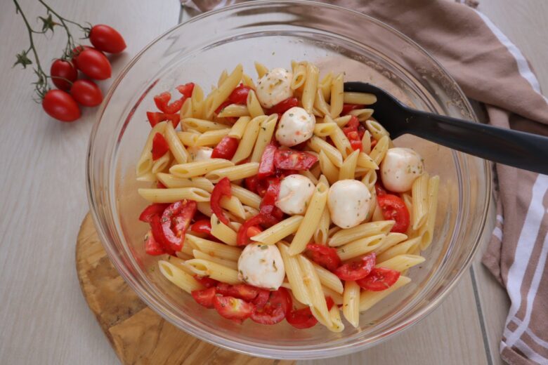 Pasta fredda alla caprese (pomodori e mozzarella)