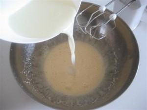 Aggiungere il latte e mescolare con un mestolo di legno
