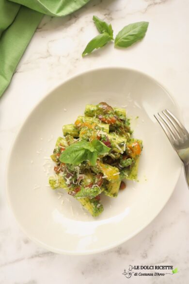 Pasta peperoni e pesto di basilico