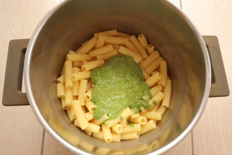 Pasta peperoni e pesto di basilico