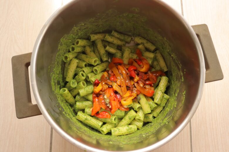 Pasta peperoni e pesto di basilico