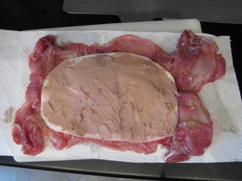 Insaporite bene il coniglio dissosato con l'insaporitore per carne, dopo averlo steso su un tagliere, e adagiate sulla parte centrale di esso una fetta spessa di prosciutto cotto. Spalmate con un coltello il paté d'oca (circa 40 gr) sulla fetta di prosciutto e arrotolate il coniglio.