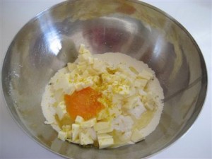 aggiungere l'uovo e la scorza grattugiata di limone