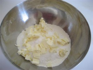 setacciare la farina,aggiungere zucchero e burro a pezzetti