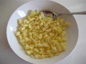 tagliare le mele a pezzetti e irroratele con il succo di limone