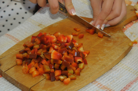 Per prima cosa lavate i peperoni e tagliateli a dadini