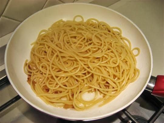 Scolare la pasta e versarla nel guanciale, aggiungere il mestolo di acqua di cottura della pasta e a fiamma spenta mescolare per bene. 