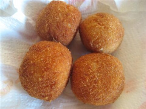 Arancini di riso con ripieno di formaggio Sbrinz